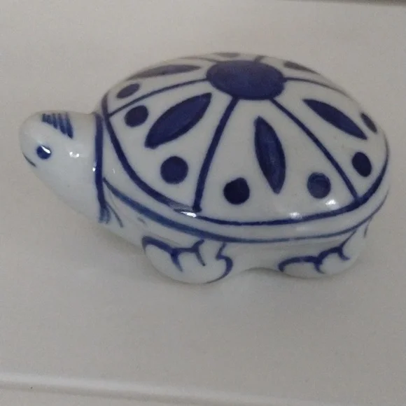 Turtle Chinese Style Hand Painted Blue & White 1" T 2.5 W 3" L - Picture 4 of 6